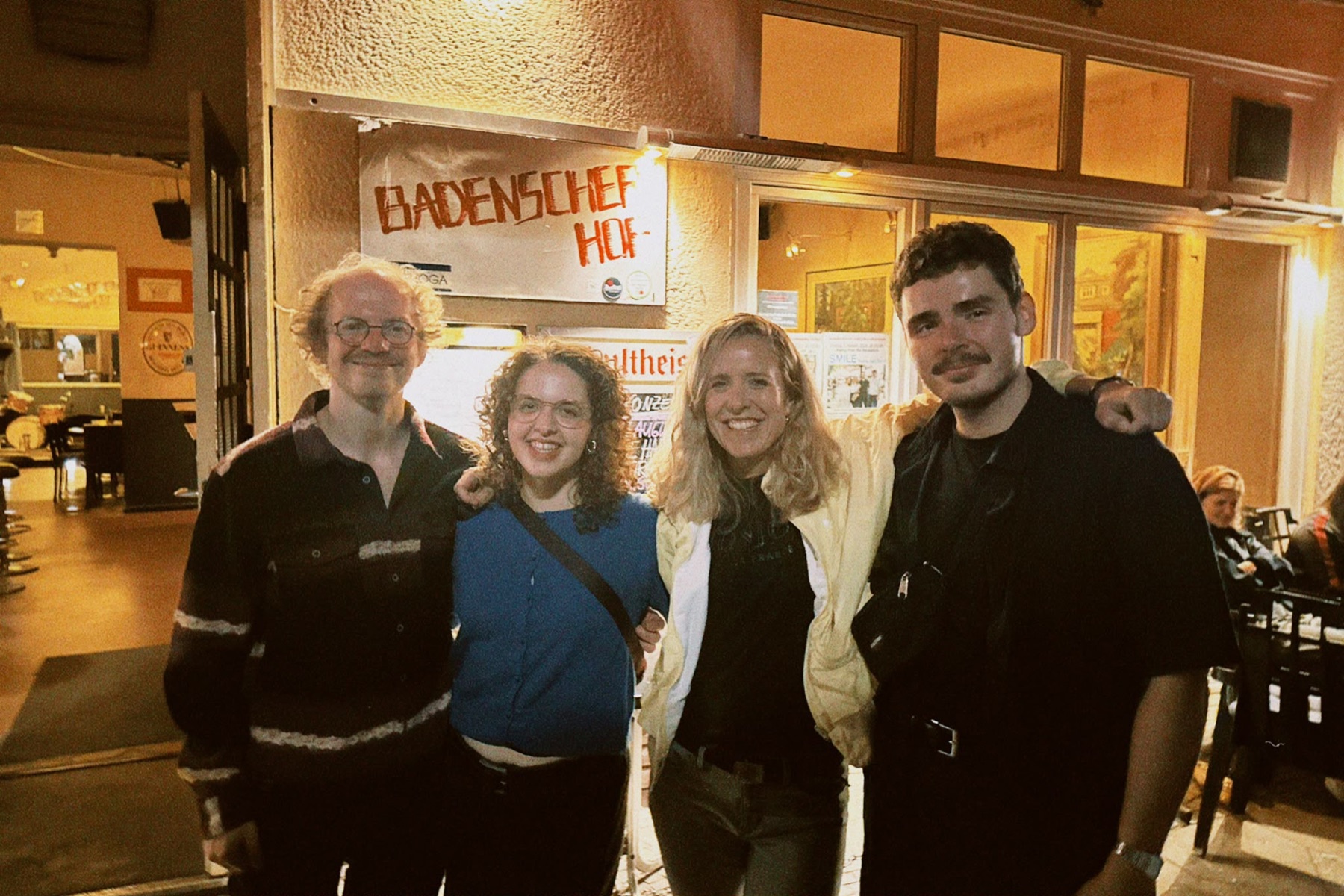 Vier Musikerinnen und Musiker vor dem Badenscher Hof am Abend