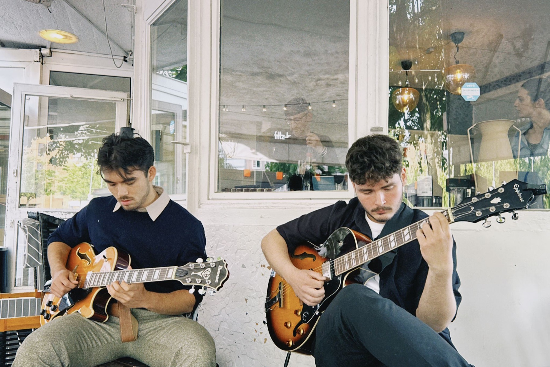 Gitarrenduo vor einem Café