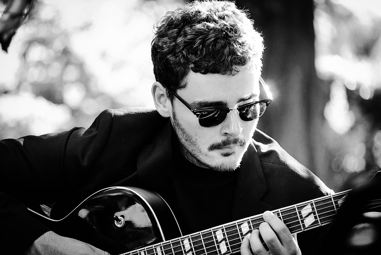 Jonathan Rieske an der Gitarre, schwarz-weiß